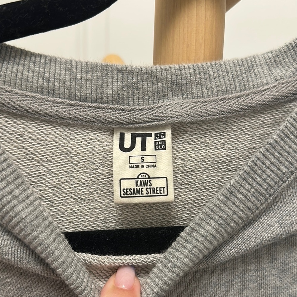 [UNISEX] UNIQLO x KAWS Gray Crewneck Graphic Sweater - Picture 2 of 3